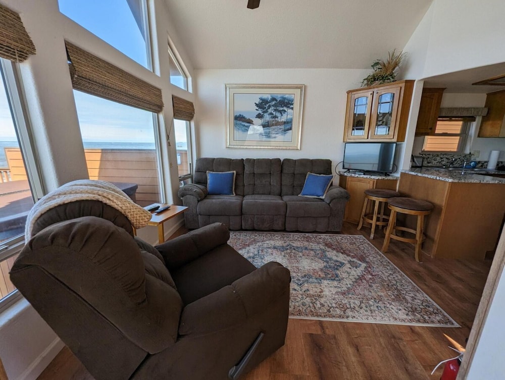 Ocean Front Cabin 15 Jacuzzi Sensational Views