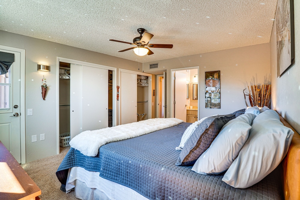 Pet-friendly 55+ Green Valley Home w/ Golf Gear!