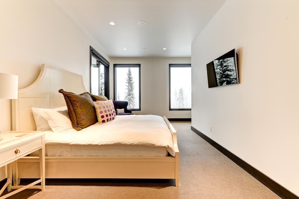 KBM Resorts Walk to Slopes, Sports Court, Private Home Theater, Sleeps 17, Outdoor Hot Tub Pco-184m