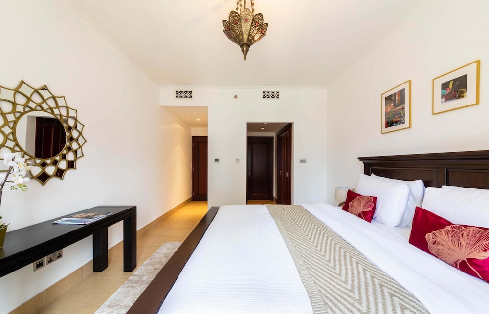 Luxury Living Next to Dubai Mall Burj Khalifa