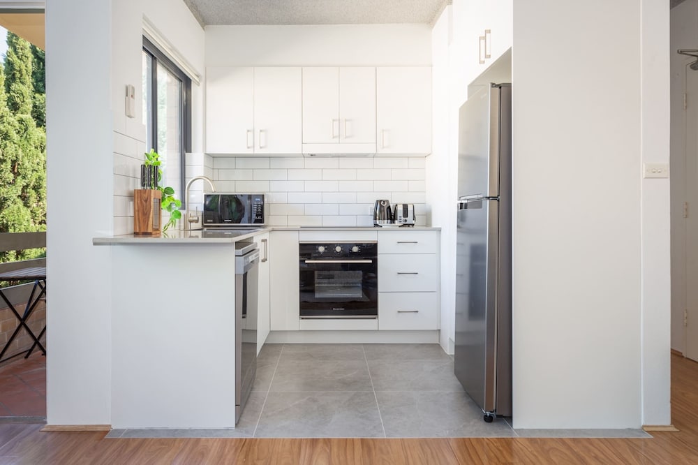 Unit With Balcony, Backyard and Parking Near Shops