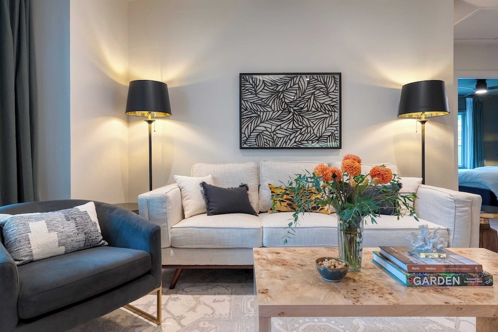 Modern Austin Home w/ Pool, Putting Green & Coffee Nook Townes Retreat by Avantstay
