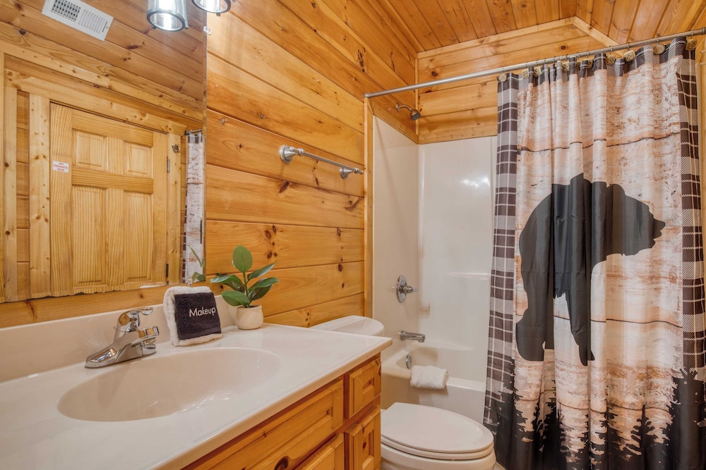 Triple Mountain View by Avantstay: Hot Tub, Game Room & Stunning Smoky Mountain Views