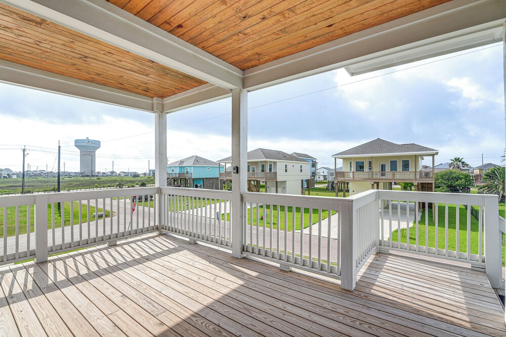 Walk to Beach: Galveston Gem w/ Pool Access