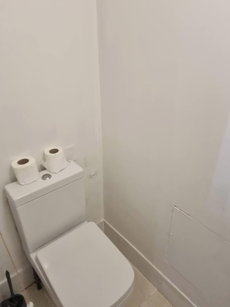 Gillingham 4-bed Stay - Wifi, Parking, Ldn Access