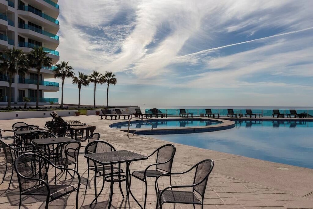 Luxury Beachfront Condo on Sandy Beach
