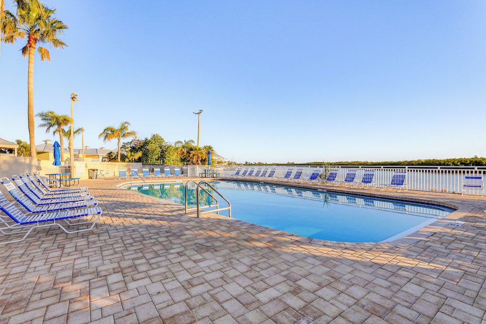 Swim, Fish & Explore: Waterfront Gem in Ruskin