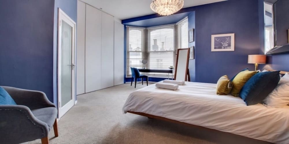 A Large, Beautifully Styled Home in Brighton Sleeps12 view 4