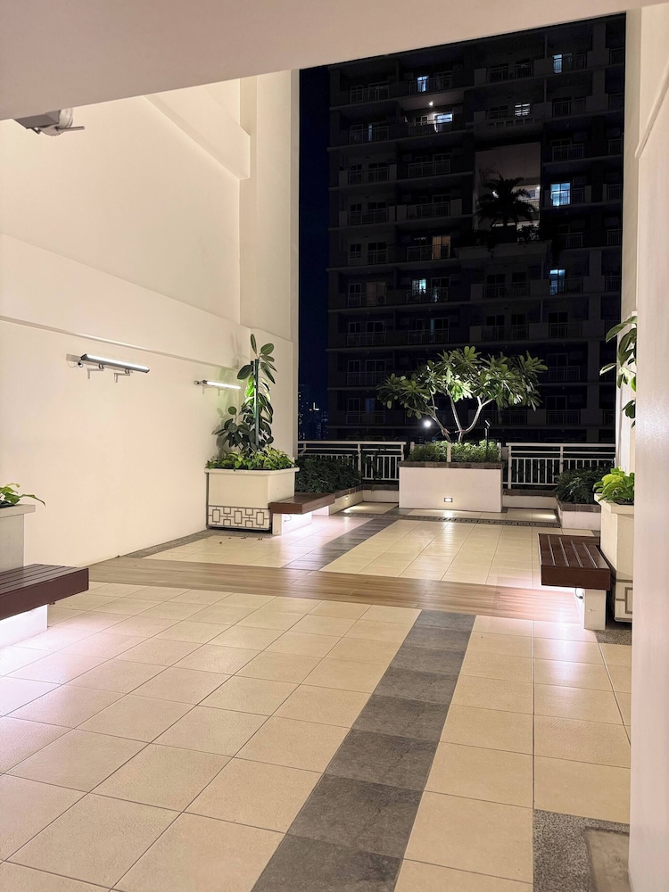 Aesthetic Cozy Apartment Condo With Pool Balcony & Deck