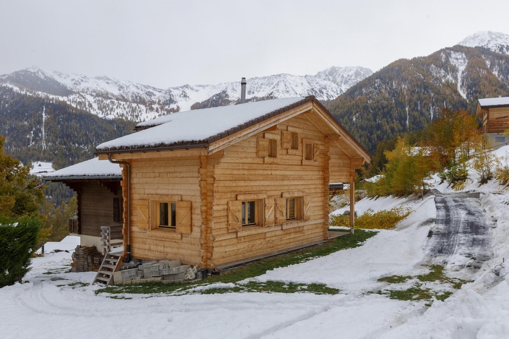 Rosaline - Large and Cosy Swiss Chalet With Beautiful Views