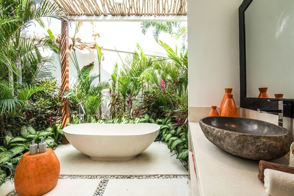 Splendid 6BR Villa, Just 400m to the Shoreline