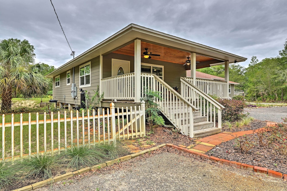 Crystal River Cottage on 1 Acre w/ Deck & Porch!