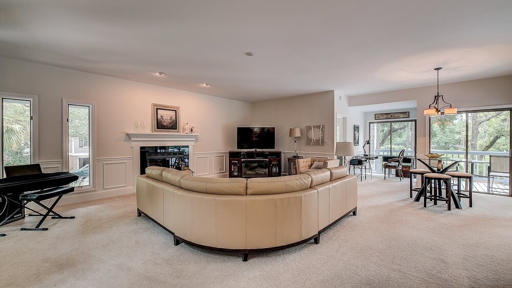 Beautiful Villa Marilyn 4 Bedroom Home by RedAwning