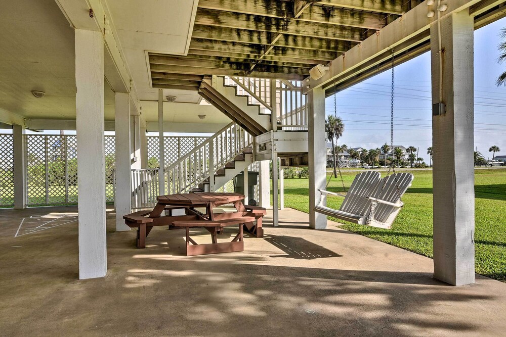 1 Block to Beach: Family Getaway in Galveston! view 5