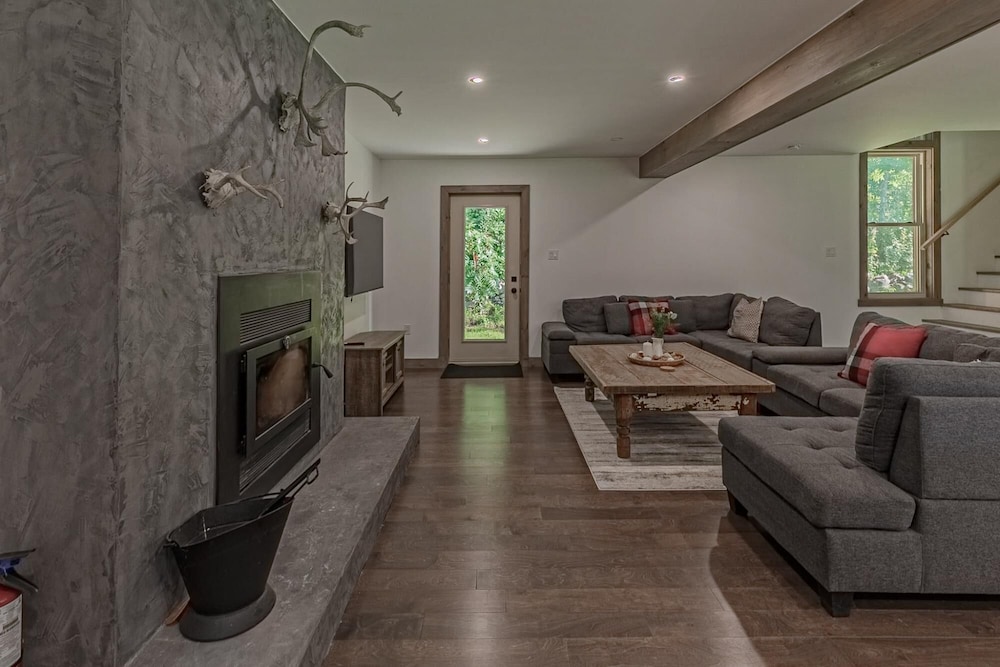 The Corzo - Modern Farmhouse With hot tub