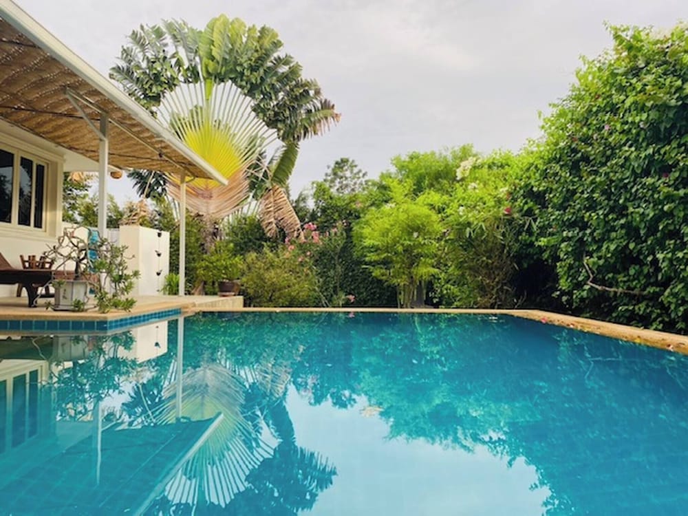 Hidden Villa Oasis Private Pool 2km to Beach&mall