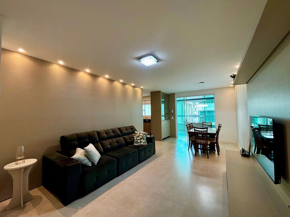 Apt w/ Gourmet Balcony 450m From Beach Reb0802