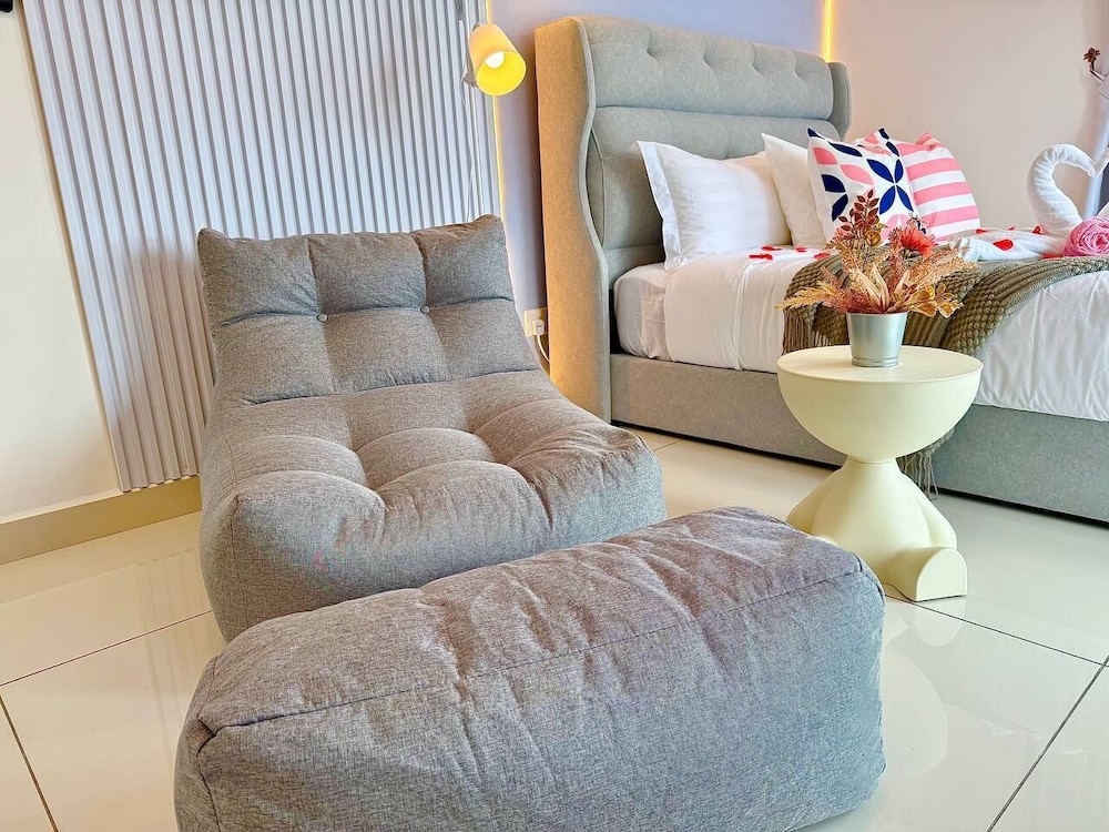 ICC Luxury Suites By Grab A Stay