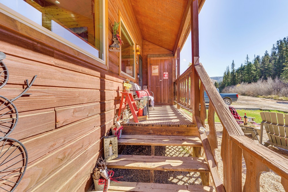 < 1 Mi to Skiing: Family-friendly Red River Haven