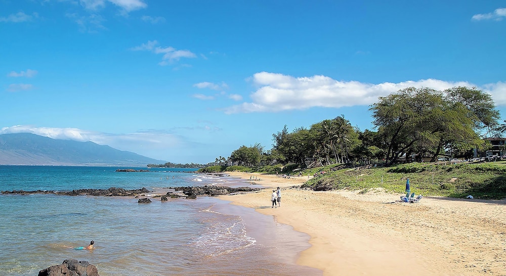 Kamaole Sands 6-303 - Courtyard and Ocean Views From Renovated 3rd Floor Condo
