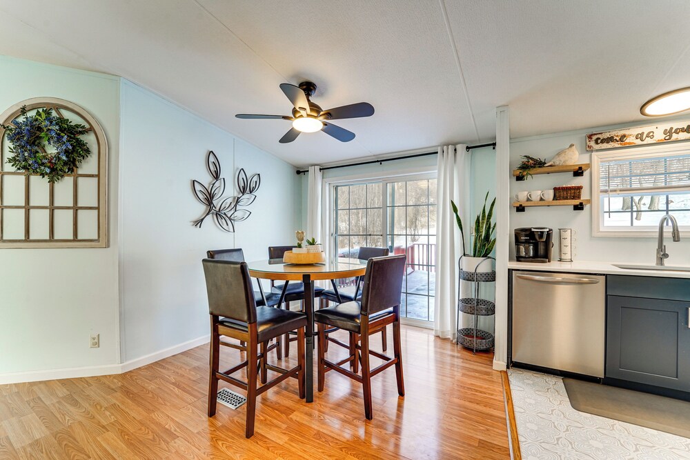 Half-mi to Lakemont Park: Family-friendly Home!