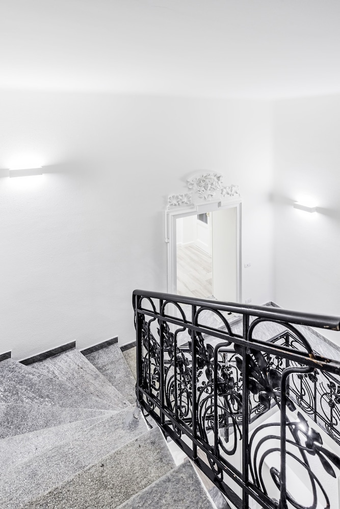 Villa Liberty - Lake Como Rooms & SPA