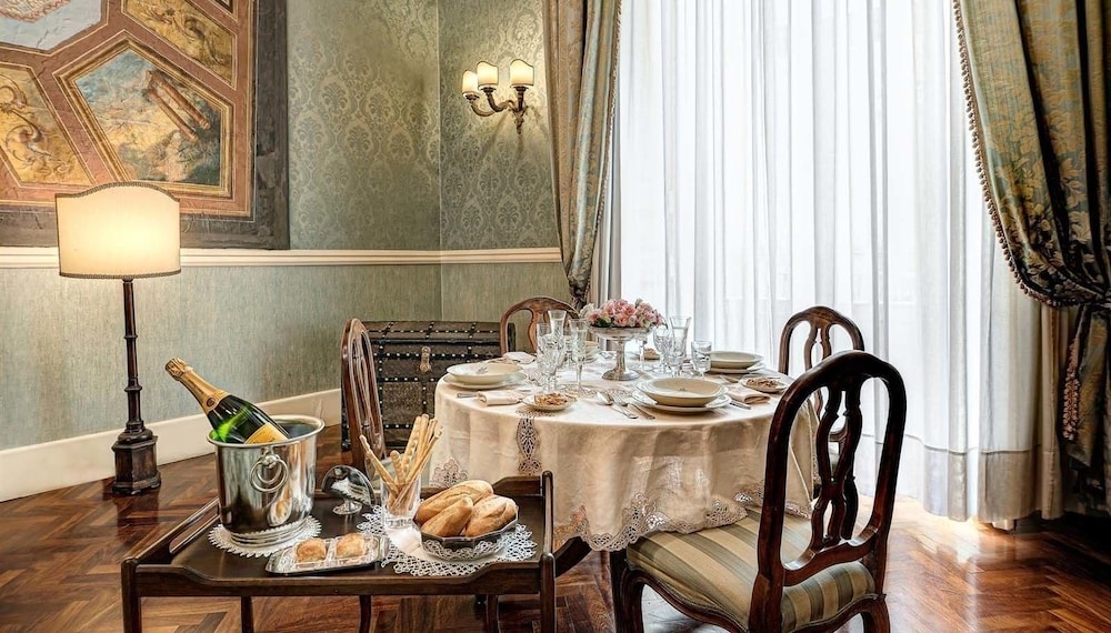 Lady Mary's Tribunali Luxury Suite