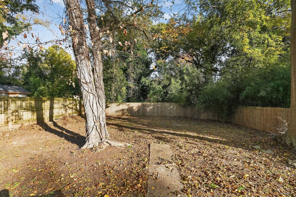 Spacious 4br Mozley Park Home With Fenced Yard 4 Bedroom Home