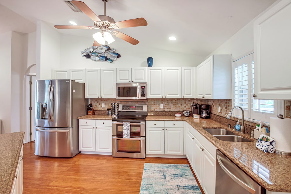 Game Room & Hot Tub: Easy Cape Coral Adventures