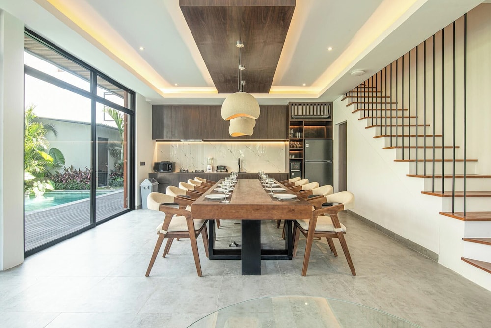 Tropical Elegance 5BR Canggu Villa Near Beach