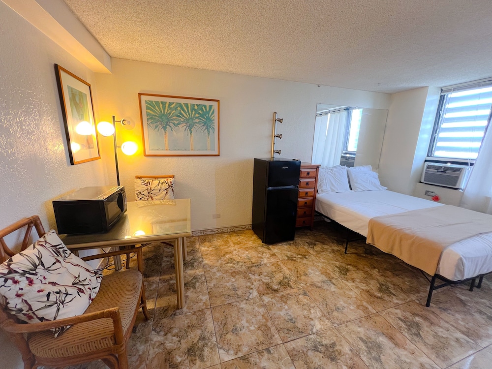 Hawaiian Monarch 2508 Condo by RedAwning