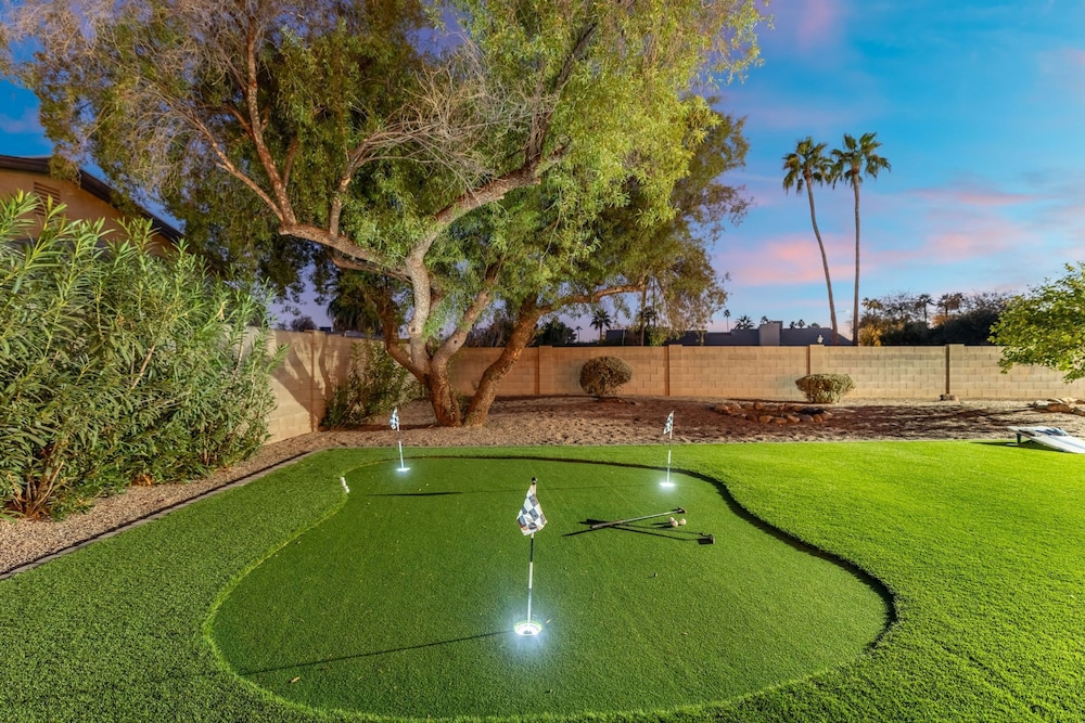Pickle Putt Retreat Pool Pickleball Putt Grn