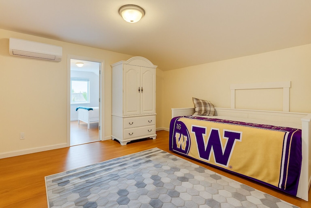 The Grand North Seattle Family Home, photo 42