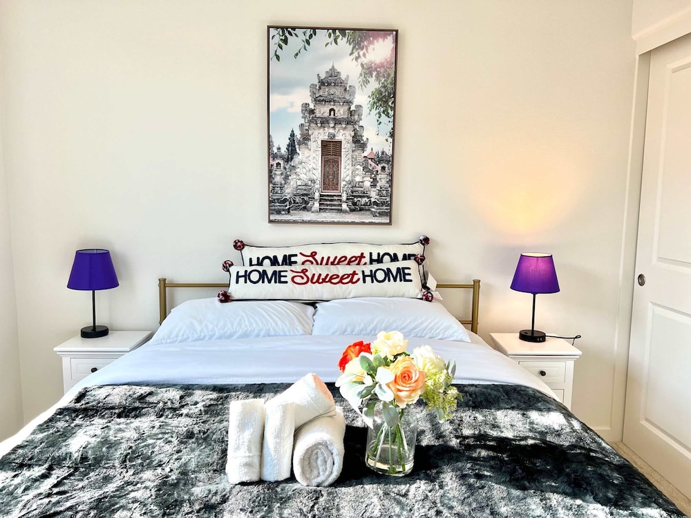 Sunny Stylish Near LA 4BR Home w Desks Lounge