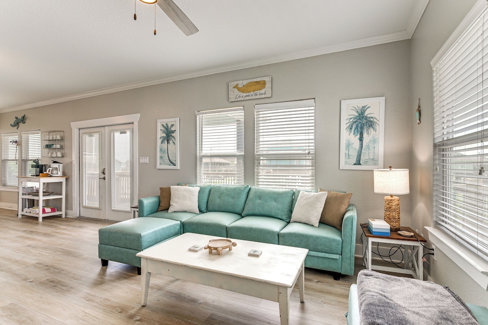 Walk to Crystal Beach: Coastal Getaway w/ Deck