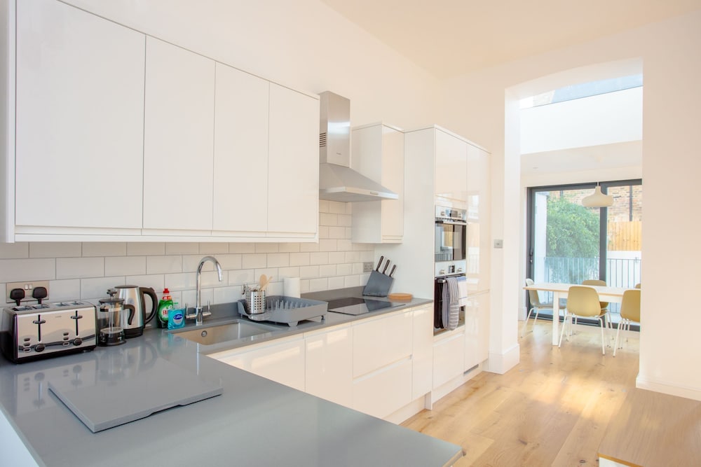 Newly Refurbished Modern 3 Bedroom Apartment in Affluent Fulham