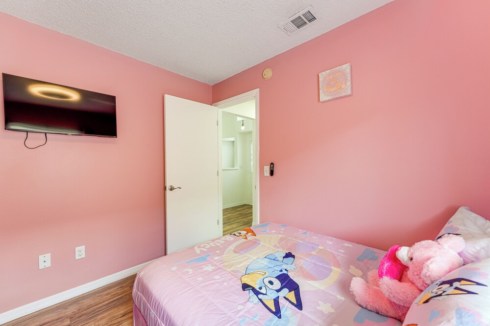 6 Mi to Disney World: Lake-view Retreat w/ Pool!