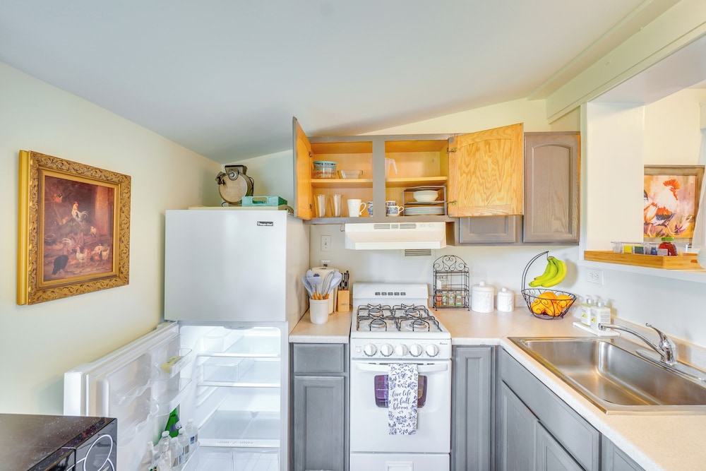 Hike, Sip & Explore: Charming Waterford Cottage!