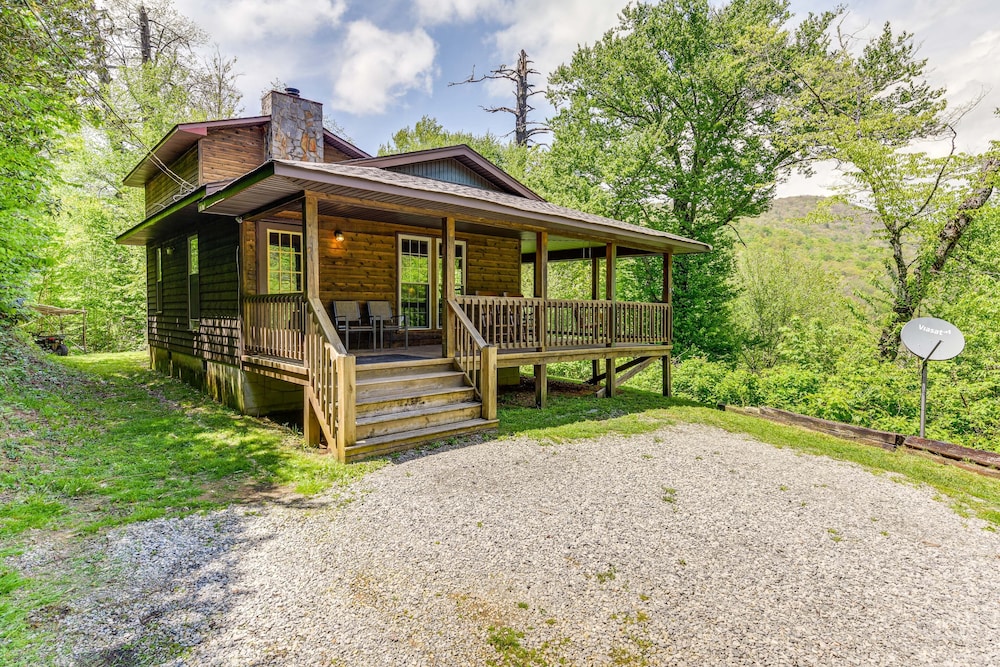 Peaceful Maggie Valley Cabin w/ Mountain Views!