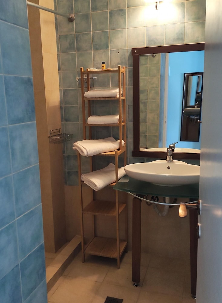 Okeania Seafront Rooms in Kamena Vourla