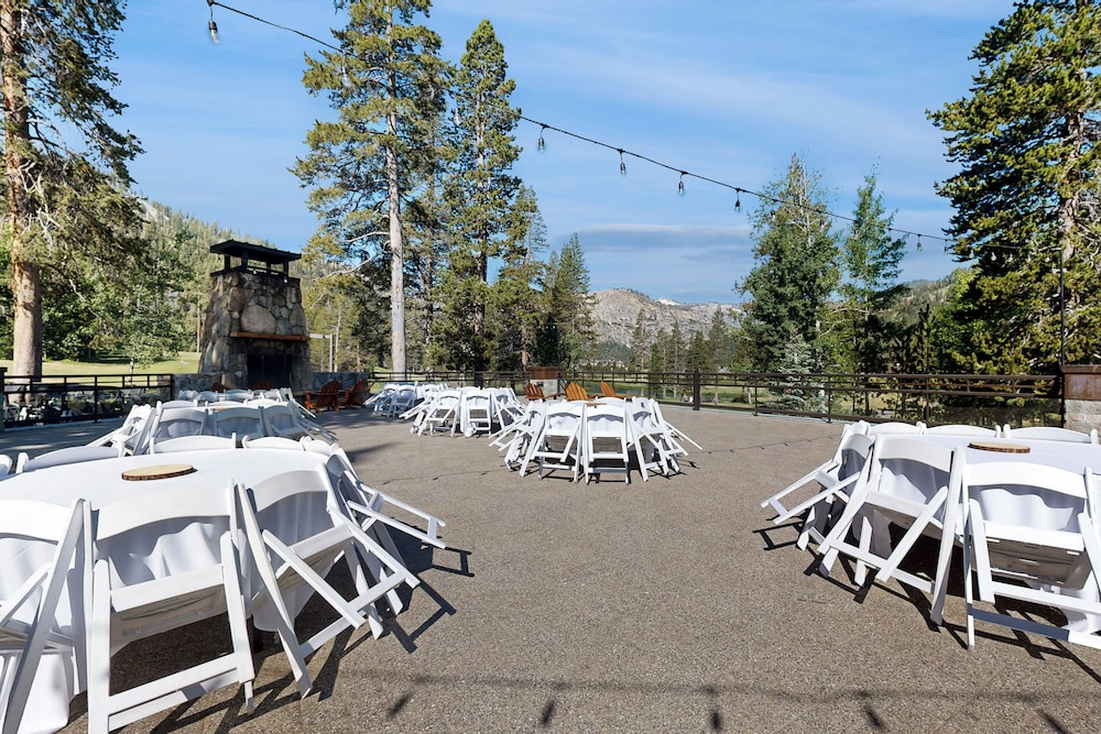 2BR Resort Condo Ski-in/ski-out, Pool, Hot Tub