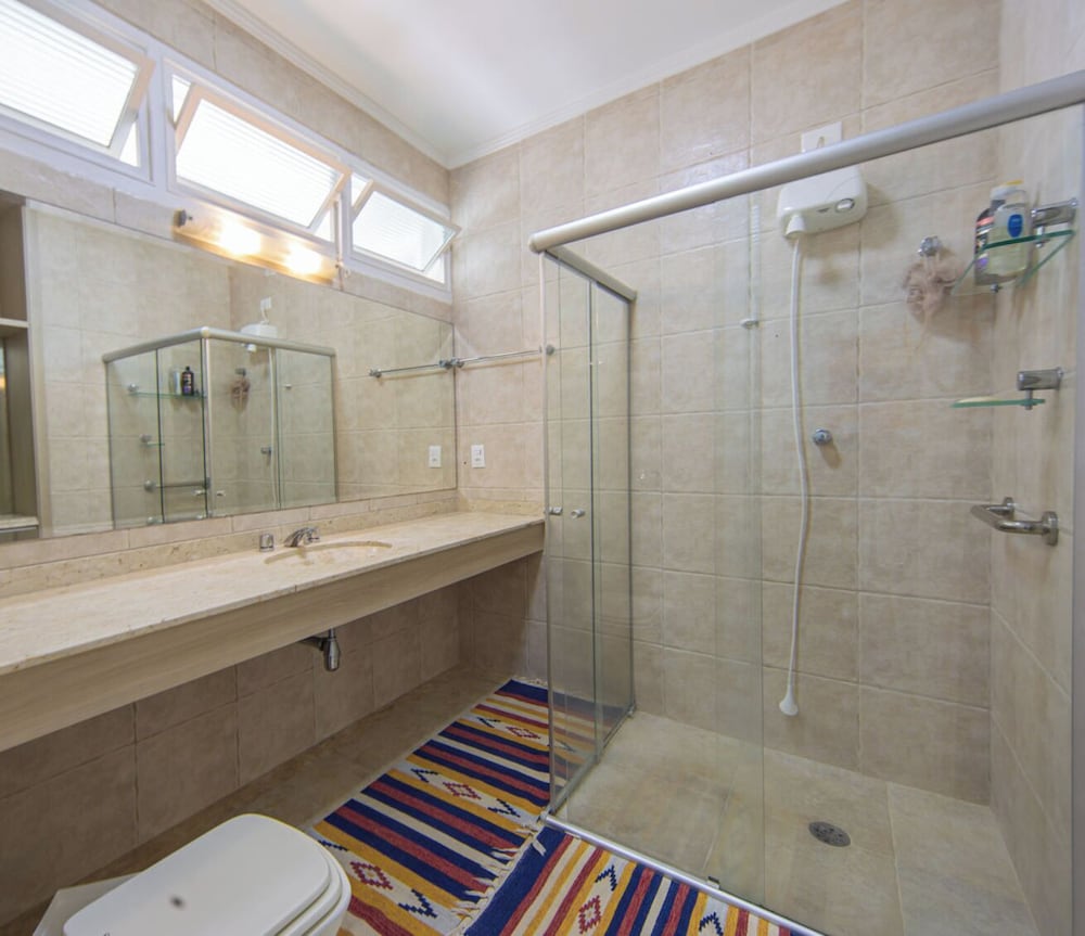 Casa Pet Friendly com 3 su tes a 200m da Praia