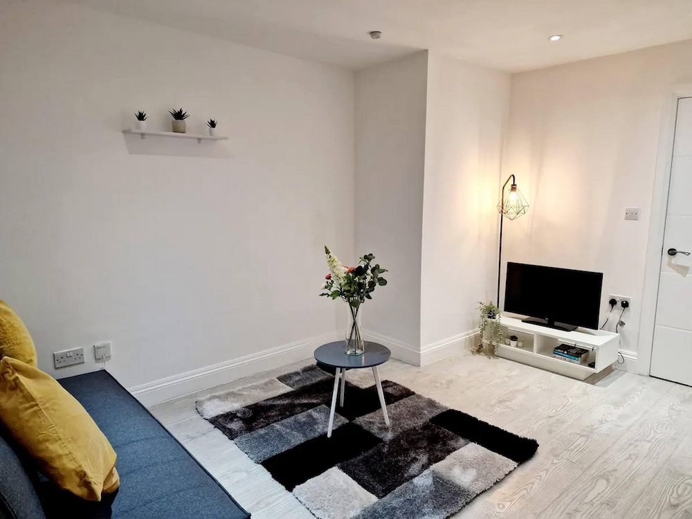 Deluxe 2 Bed Apartment in Uxbridge view 3