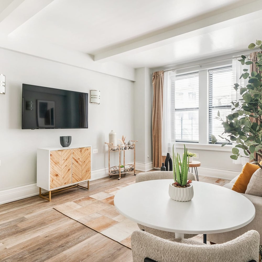 73-406 New 1BR 1bth UWS Doorman Gym