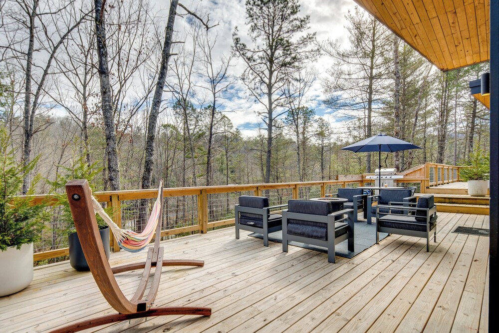Hot Tub + Fire Pit: Modern North Carolina Retreat
