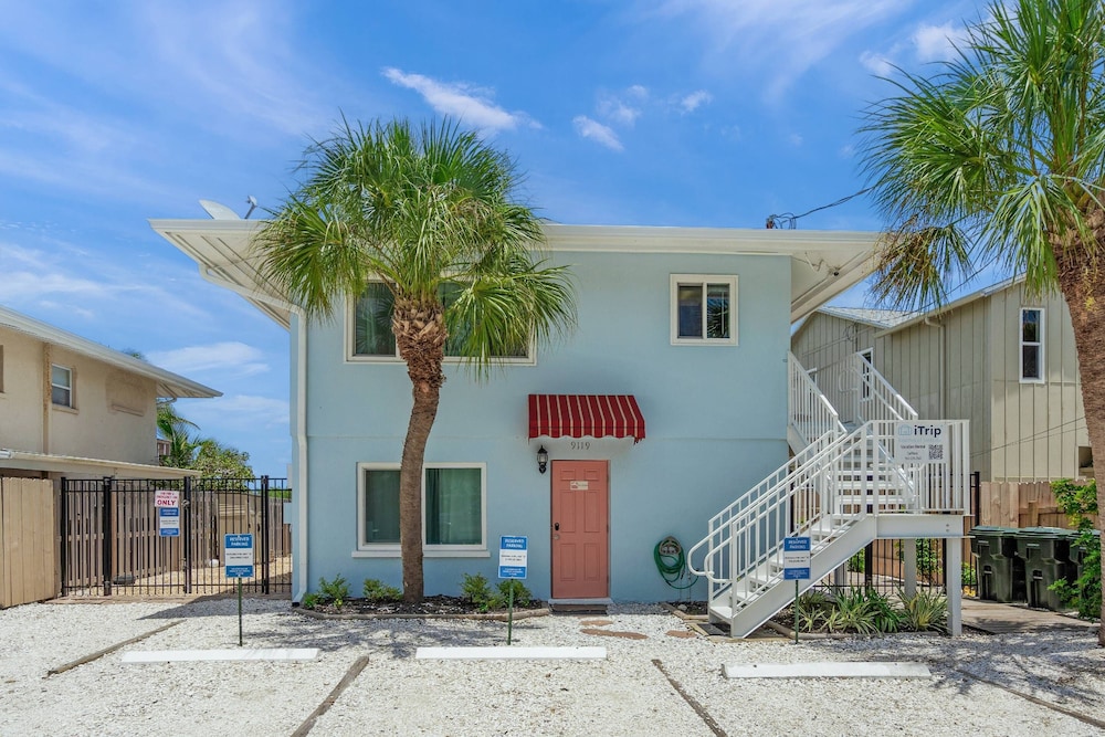 Coastal Breeze Siesta - Dolphin
