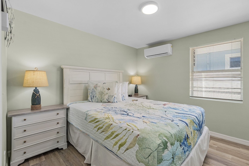 412/815 Tropical Tide Duplex: 4bd, Walk To Times Square! 4 Bedroom Home