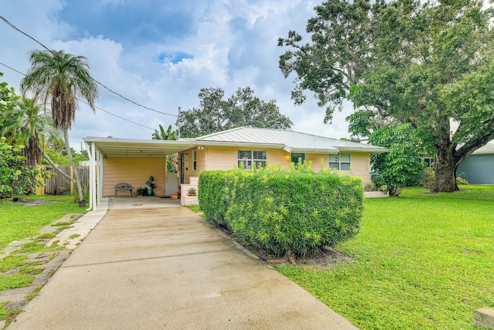 < 3 Mi to Dtwn: Pet-friendly Sarasota Stay w/ Yard