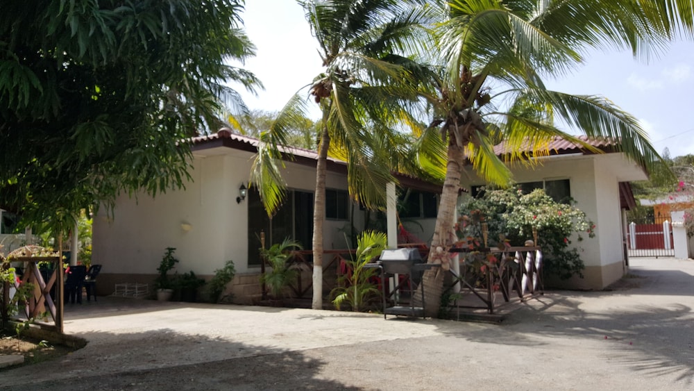 Damacor Apartments