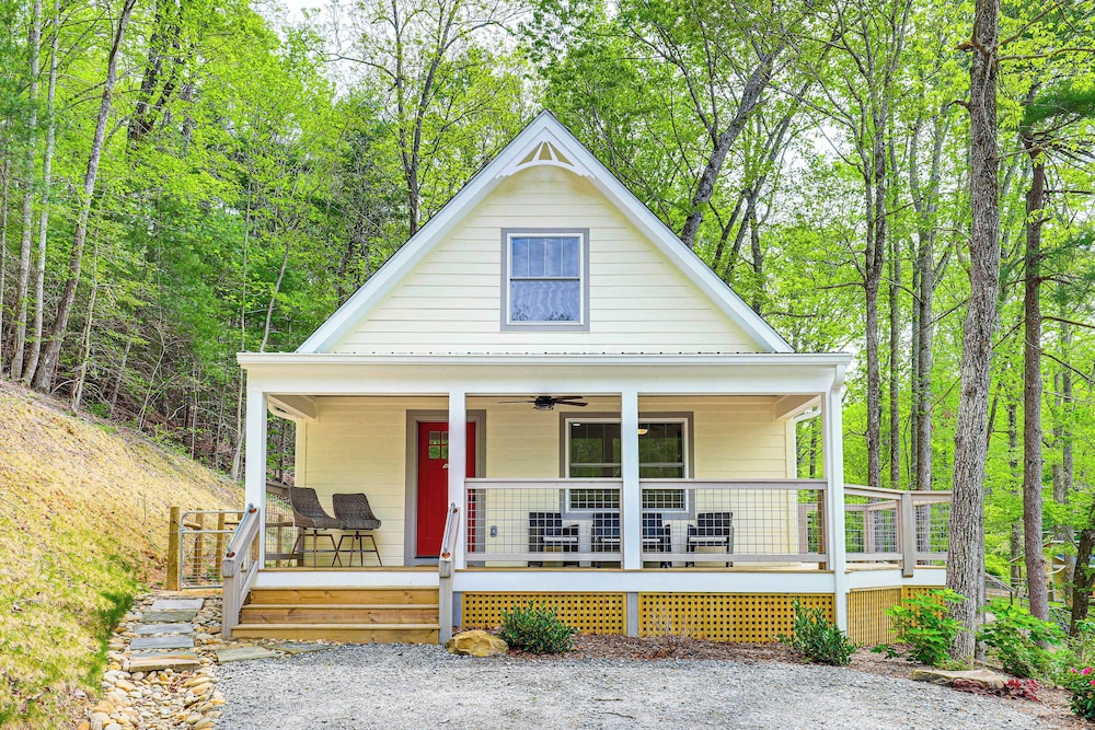 Farm On-site: Mtn-view Cottage in Hendersonville!